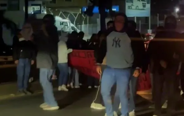 Estudiantes de El Mexe bloquean Bulevar Felipe Ángeles