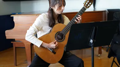 Persona toando guitarra