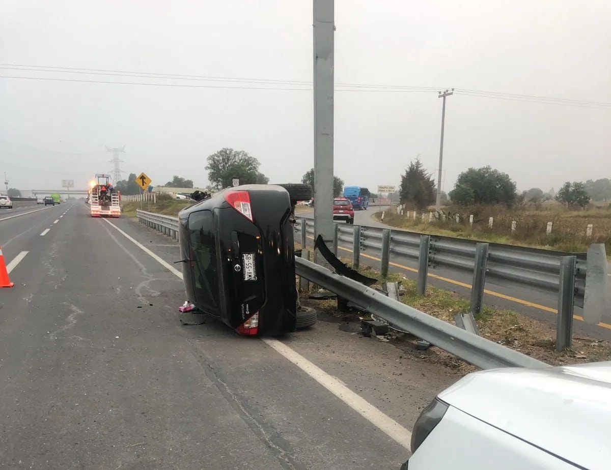 Vuelca auto por exceso de velocidad en la autopista México-Pachuca