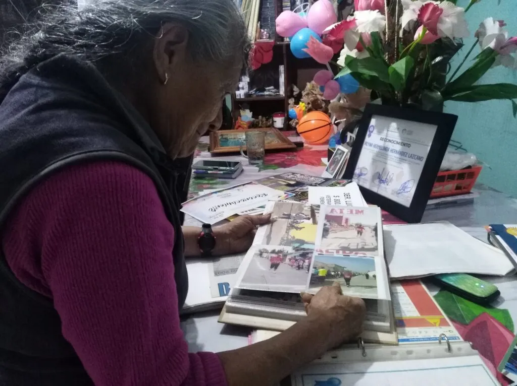 “Yo entrenaré hasta que el cuerpo aguante”: atleta Reyna a sus casi 80 años