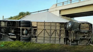 Autobús volcado sobre la carretera México-Tuxpan en Zempoala.