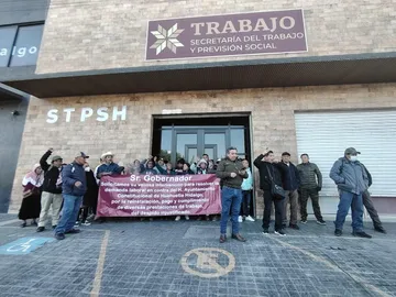 Protesta en la carretera Pachuca-Sahagún por despidos en Huehuetla