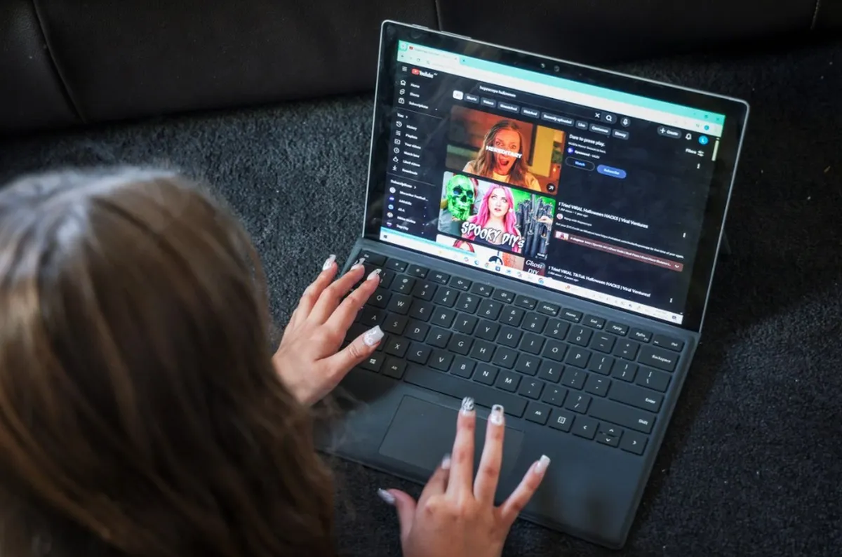 Un estudio revela que el ‘scrolling’ excesivo podría ser más costumbre que adicción… pero sí trae efectos negativos.