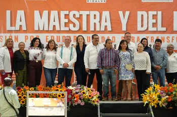 Entre gritos de “¡fuera!”, alcaldesa de Tulancingo promete autos al magisterio