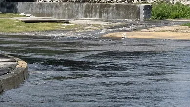 Canal se desborda e inunda carretera en Hidalgo