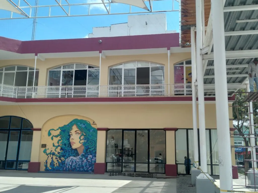 Intervienen Centro Cultural Ricardo Garibay en Tulancingo con color partidista