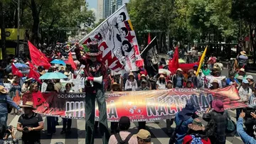 Miles de maestros de la CNTE marcharon del Ángel de la Independencia al Zócalo para exigir atención a sus demandas.
