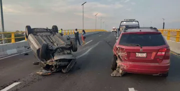 Conductor de app evade arresto cerca del AIFA: desata persecución y termina volcado