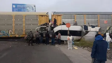 Tren de carga impacta a un autobús de pasajeros