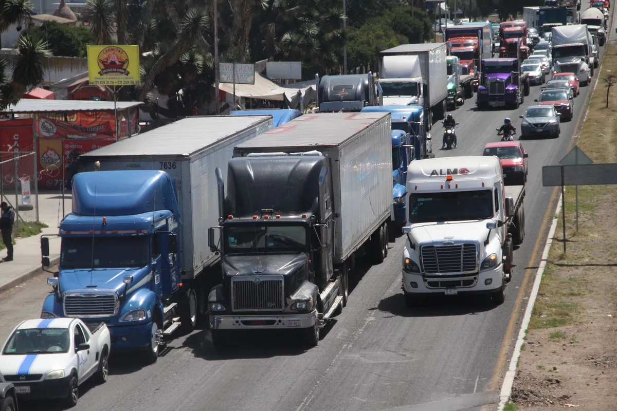 Transportistas bloquean el Bulevar Santa Catarina: esto es lo que piden