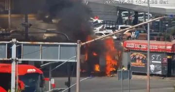 ¡Fuerte incendio moviliza a bomberos en Plaza del Valle de Pachuca!