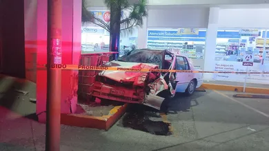 Automóvil siniestrado tras chocar contra una columna en el bulevar Colosio.