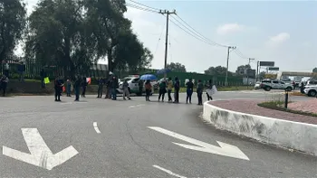 Vecinos bloquean acceso a la autopista México-Pachuca en Tecámac por falta de agua