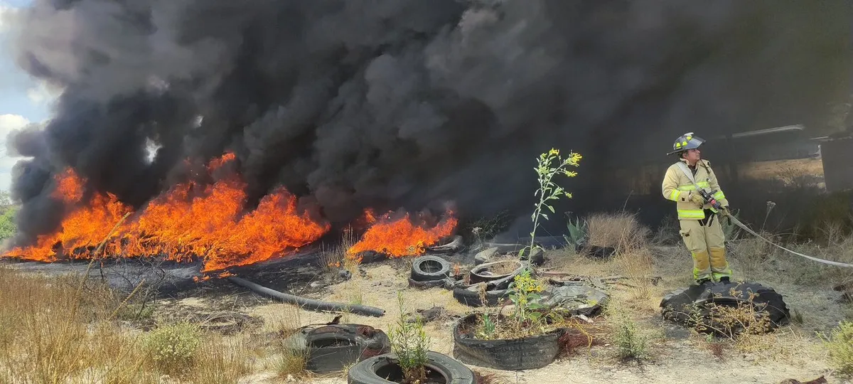 Tepeji del Río: reportan incendio en tiradero de llantas