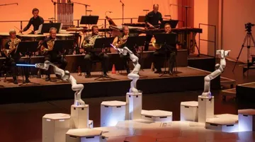 Robot de 3 brazos dirige una orquesta alemana