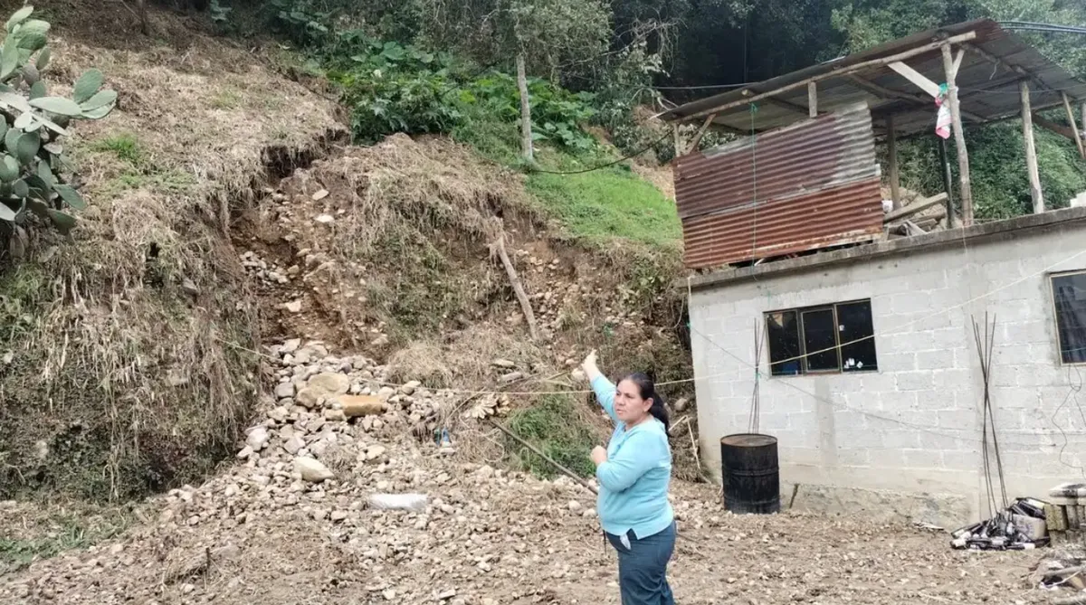 LLos vecinos aseguran que a casi una semana del deslave no han recibido ningún tipo de ayuda