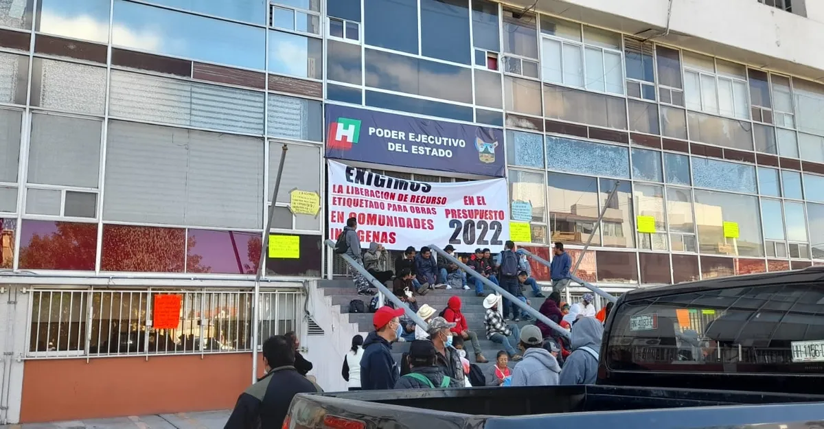 Habitantes del Valle del Mezquital bloquean Palacio de Gobierno; piden recursos