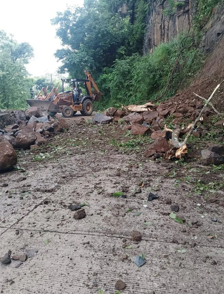 Lluvias provocan deslave y cierre parcial en carretera de Huautla