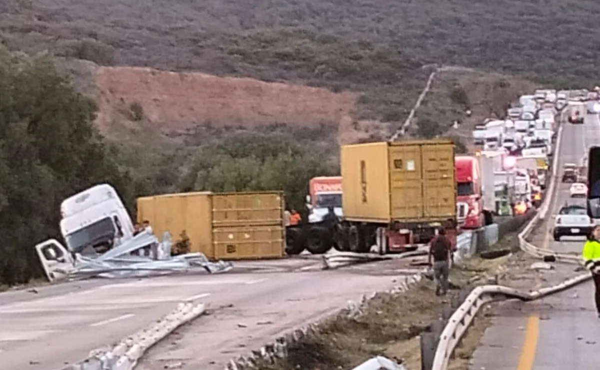 Accidente Arco Norte: volcadura e incendio de tractocamión genera caos vial
