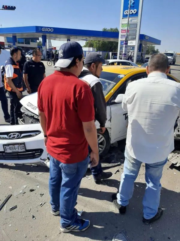 Dos lesionados tras choque entre combi y taxi en Tizayuca
