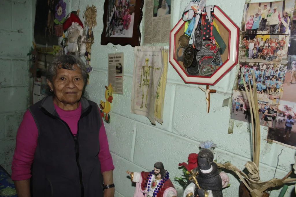 “Yo entrenaré hasta que el cuerpo aguante”: atleta Reyna a sus casi 80 años