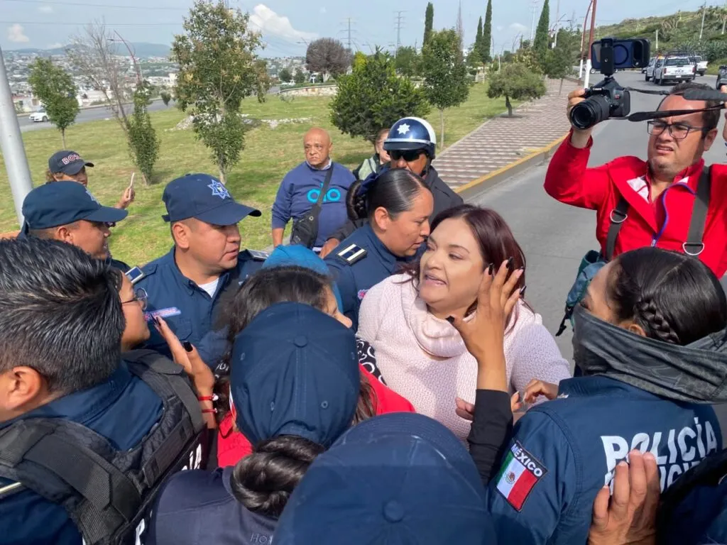 Vecinos estallan y bloquean el bulevar Minero por obras inconclusas en Pachuca