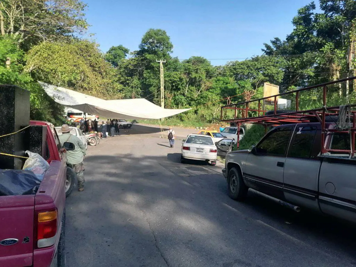 Sin respuesta de las autoridades, sigue bloqueo en Huehuetla