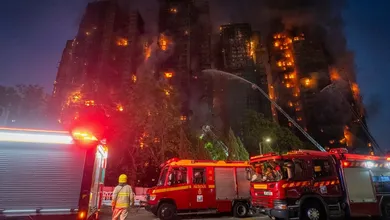 Siete torres afectadas y largas horas de rescate tras un incendio en Hong Kong. Autoridades continúan la búsqueda de sobrevivientes.