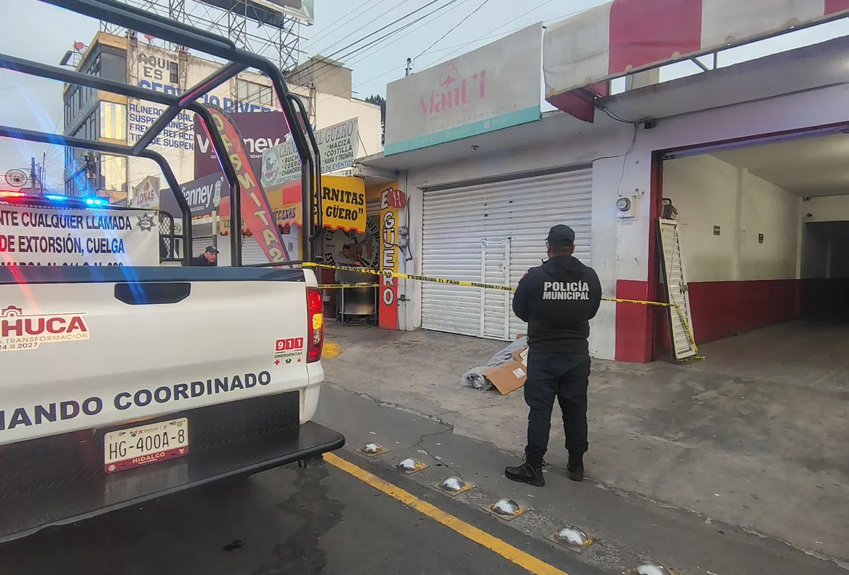 Atención: hallan a un hombre sin signos vitales en una vialidad de Pachuca; primeros reportes apuntan a una posible causa relacionada con alcohol.