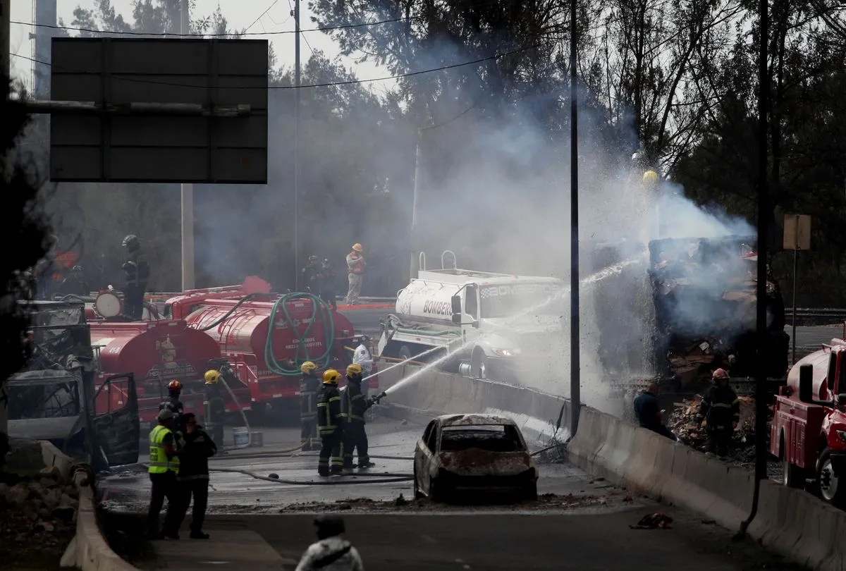 Vista del puente de La Concordia en Iztapalapa tras la explosión de una pipa de gas