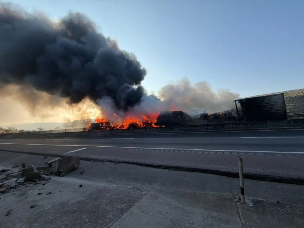¡Cierre vial! Tres vehículos se incendian en el Arco Norte