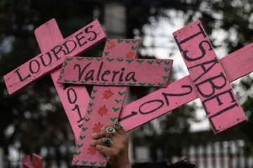 Las muertes violentas de mujeres deben investigarse como posible feminicidio