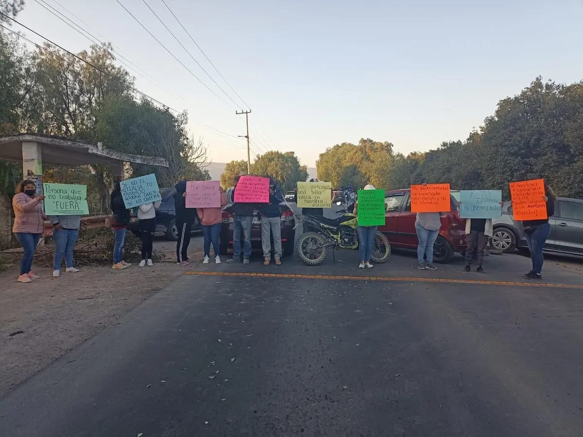 Ajacuba: padres de familia bloquean carretera; exigen cambio de administrativo