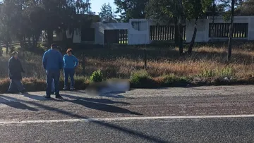 Hombre atropellado en la carretera