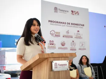 Entrega de apoyos a emprendedores en la Plaza Himno Nacional de Tizayuca.