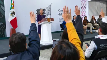 Ocho de cada 10 maestros apoyan regular el uso de celulares en las escuelas de México. Sheinbaum y la SEP analizan nuevas medidas.
