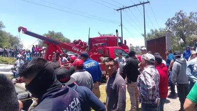 Cuerpos de rescate trabajan en el canal de Tezontepec tras accidente automovilístico con saldo fatal.