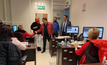 Gobernador Julio Menchaca evalúa primer día de trabajo y visita a empleados de gobierno