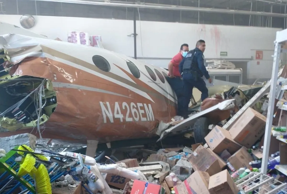 Video | Cae avioneta sobre supermercado en Temixco, Morelos