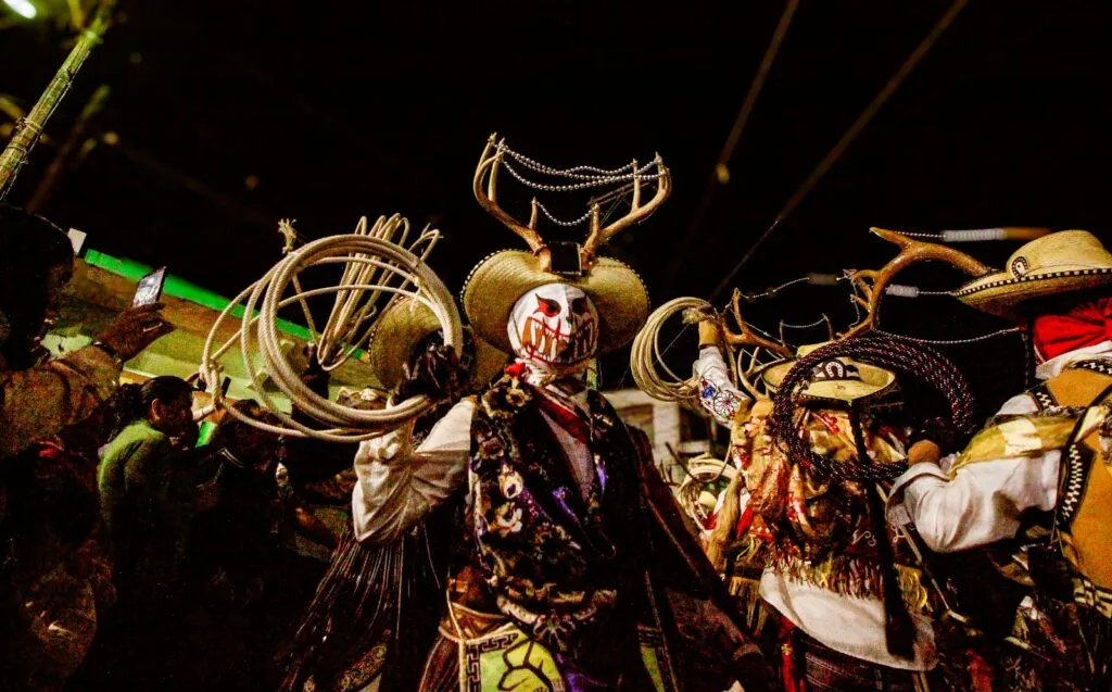 De Hidalgo a Guanajuato: los cuernudos de Calnali toman el Cervantino