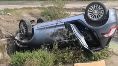 Automóvil dentro de una canaleta cerca de la carretera Tula-Refinería.