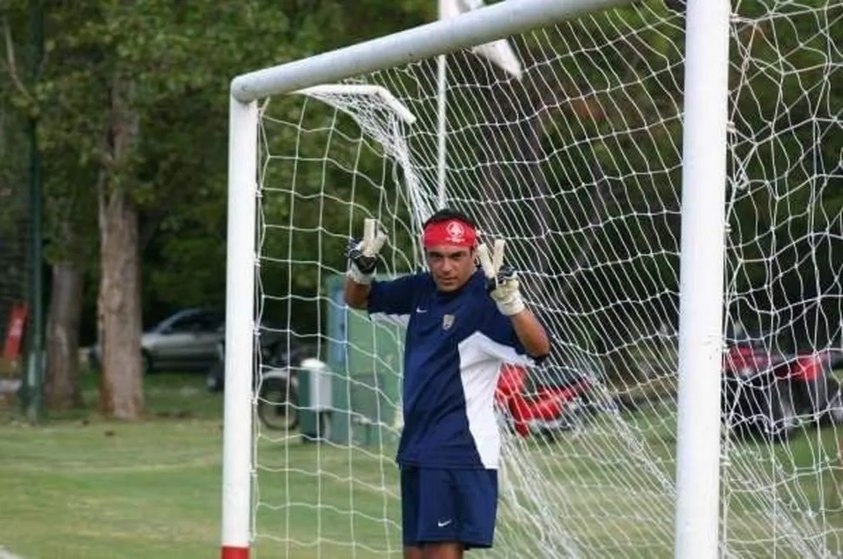 Alejandro Glaría levanta la mano para la dirección deportiva de los Tuzos