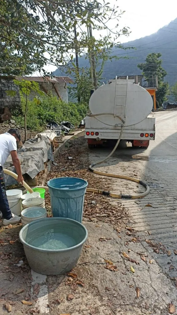 A dos meses de la devastación, Huehuetla tendrá apagón para reemplazar postes caídos