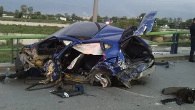 Automóviles destrozados tras un fuerte choque en la carretera Tula–Tlahuelilpan
