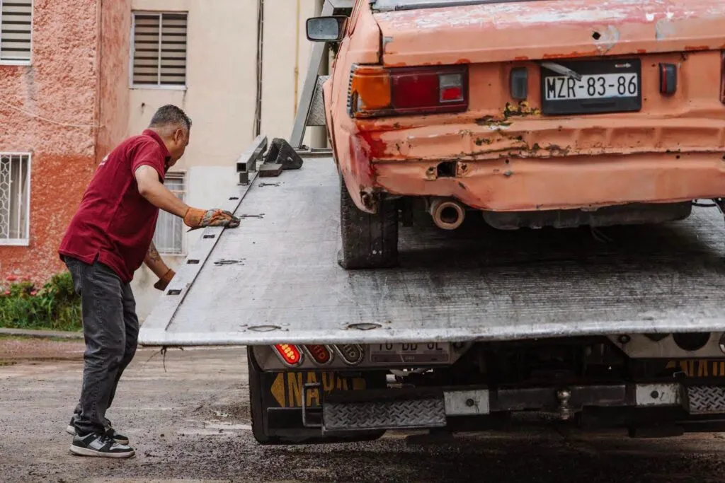 ¿Hay un auto abandonado en tu colonia? En Pachuca ya puedes reportarlo y podrían retirarlo