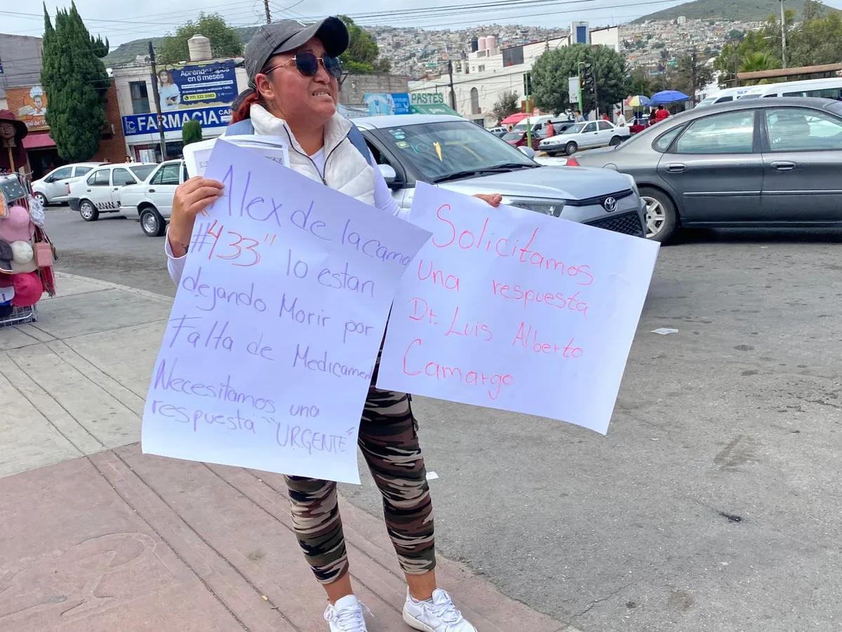 Madre clama por la vida de su hijo en IMSS Pachuca: asegura que un medicamento urgente no le ha sido administrado.