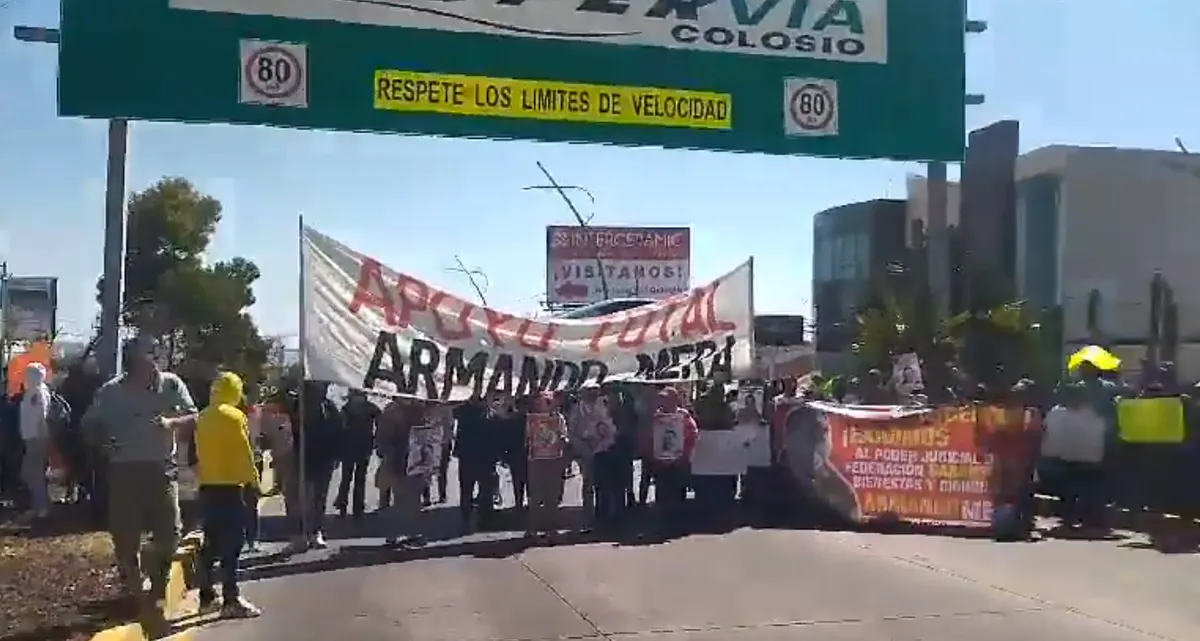 Manifestación bloquea ambos sentidos del bulevar Colosio en Pachuca