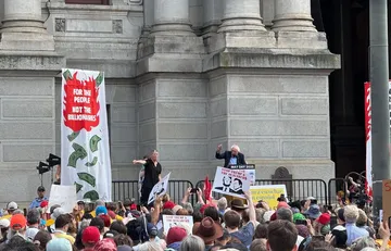 En mil ciudades de EU se manifiestan contra Trump