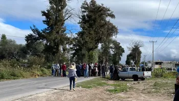 Bloqueo con piedras en la carretera Ixmiquilpan-Cardonal, Hidalgo.