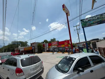 Cierran Oxxo en Hidalgo: pobladores bloquean la tienda hasta que pague cooperaciones comunitarias